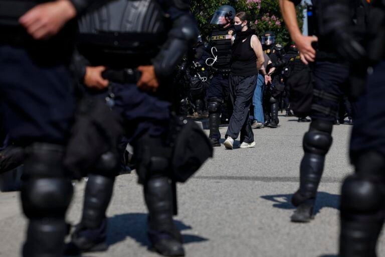 Un juez de EE.UU. bloquea los arrestos de ICE en tribunales de inmigración de Nueva York