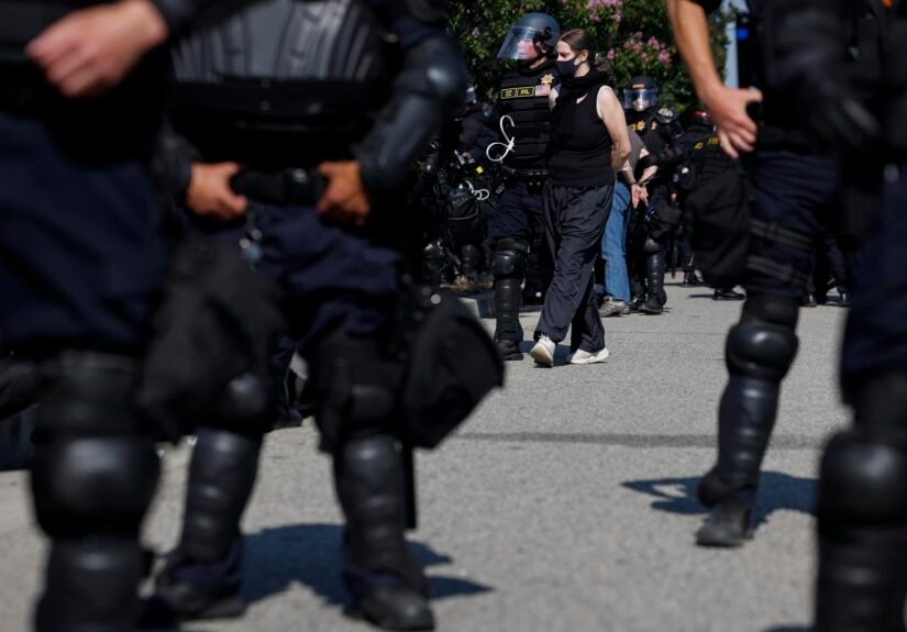 Un juez de EE.UU. bloquea los arrestos de ICE en tribunales de inmigración de Nueva York