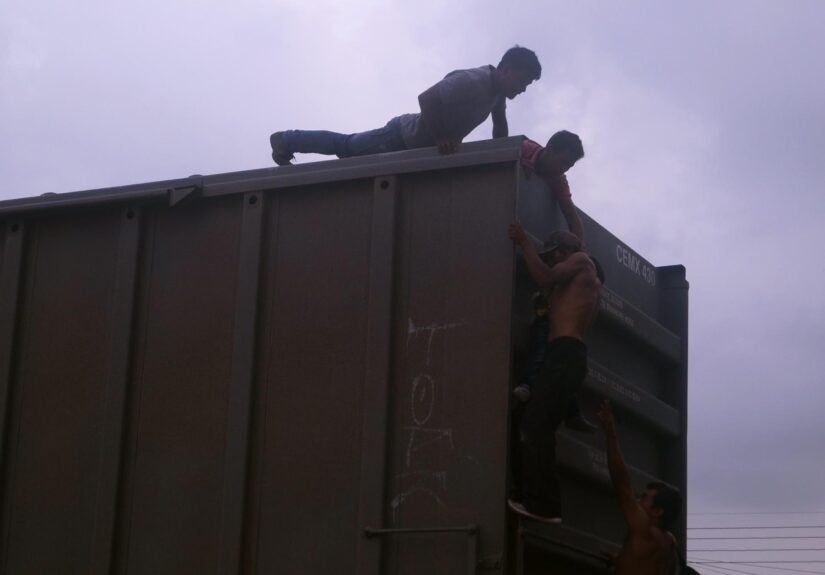Investigan como “tráfico humano” la muerte de siete migrantes en un tren de carga en EE.UU.