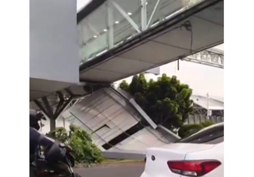 Se desprende techumbre de puente peatonal en la Terminal 1 del AICM; una automovilista resulta lesionada