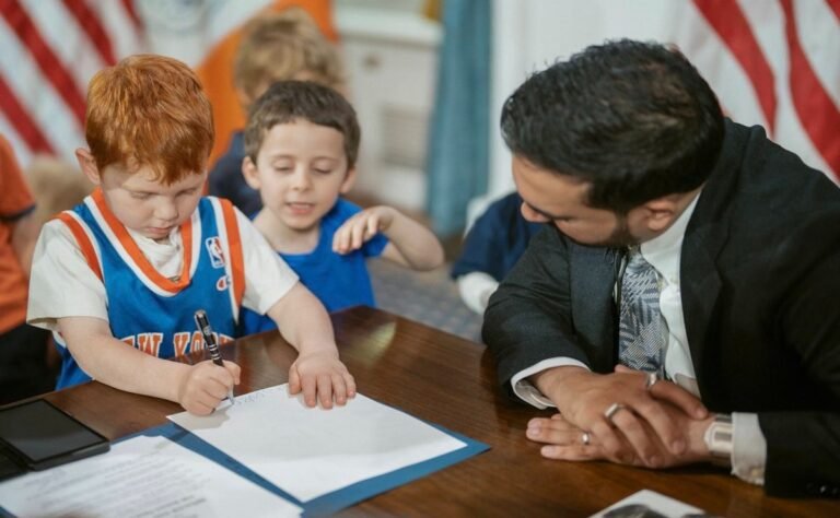 Mamdani acuerda con niños de Nueva York “suprimir la hora de dormir” para que vean a los Knicks en Finales de NBA
