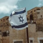 Israel acusa a Hezbolá de intensificar ataques desde Líbano y desplazar a miles de familias