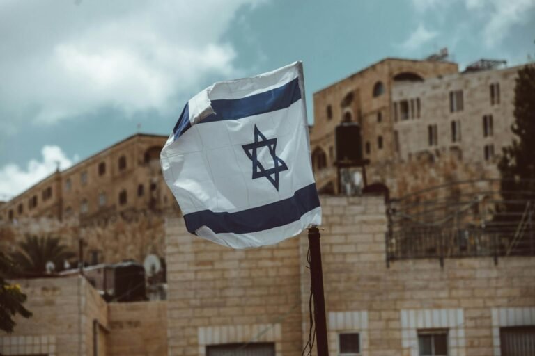 Israel acusa a Hezbolá de intensificar ataques desde Líbano y desplazar a miles de familias