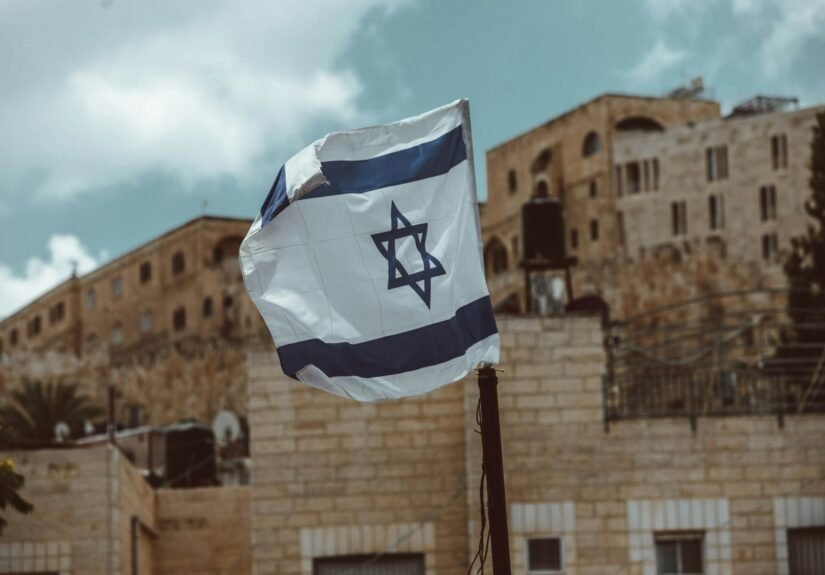Israel acusa a Hezbolá de intensificar ataques desde Líbano y desplazar a miles de familias